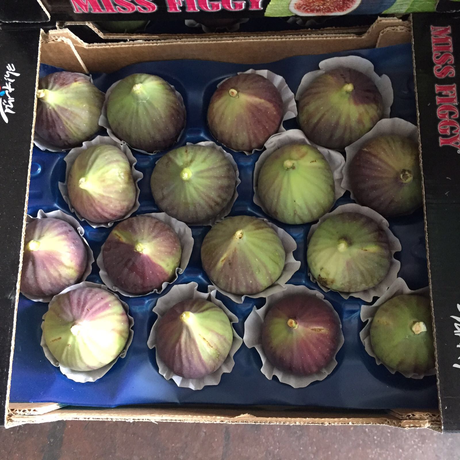 Karton kutuda incirler (Black figs in Cardboard box)